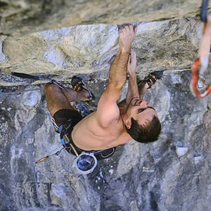 Antoine grimpant sur la falaise d'Entraygues dans les hautes alpes