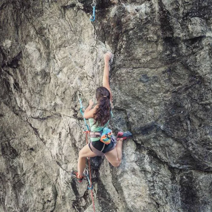 Image d'escalade en falaise (Le sika karaï à Entraigues)