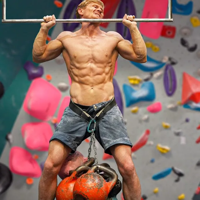 Image de Magnus Midtbo faisant des tractions lestées
