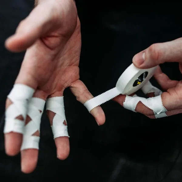 Image de mains de grimpeurs avec du strap